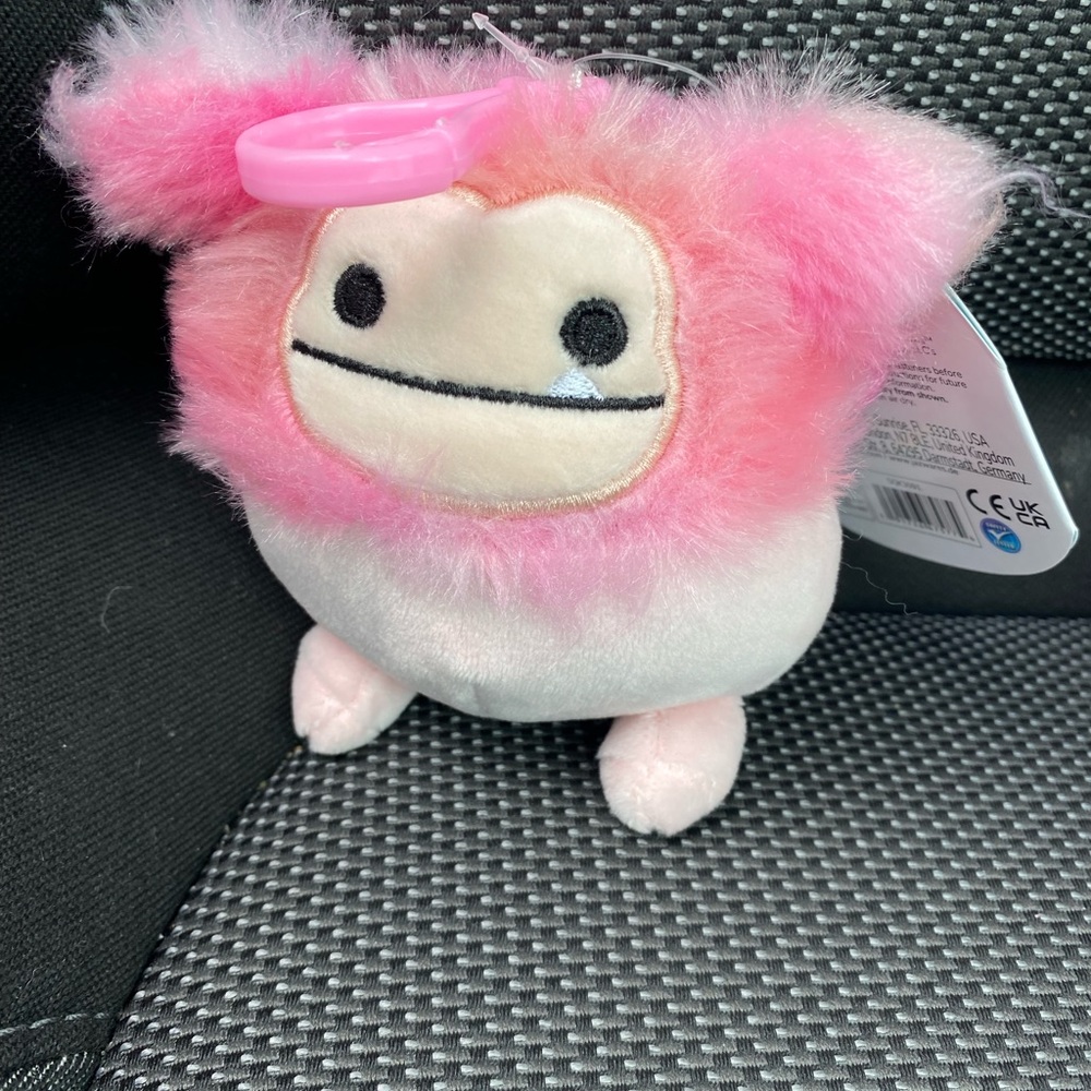 Squishmallow Caparinne the pink Bigfoot 3,5” clip NWT